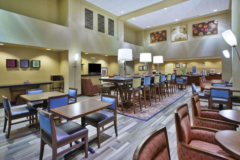 Hampton Inn & Suites Wichita-Northeast Ресторан фото
